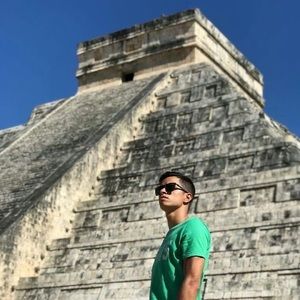 Meet your Posher, Andres camilo